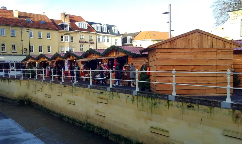 Houten kerstmarktkraampjes langs de Geul in Valkenburg