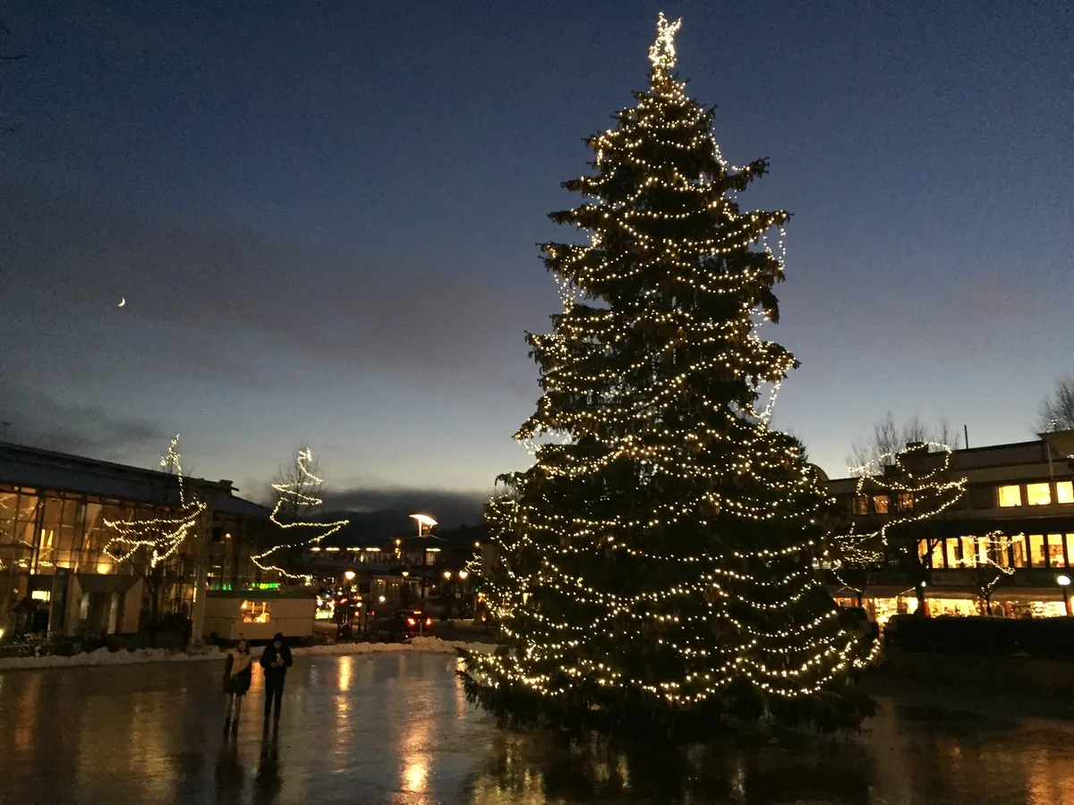 Lysende juletre på torget i Asker sentrum, ved skøytebanen