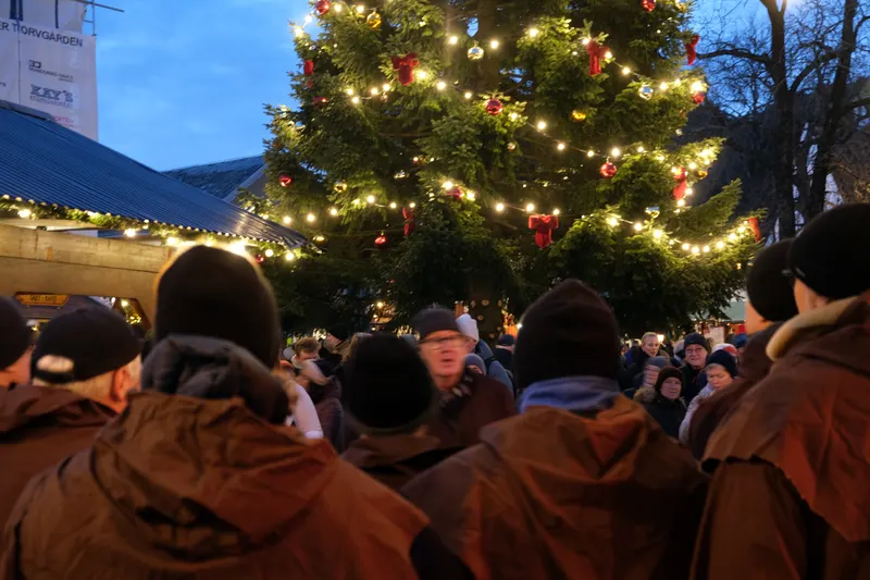 Publikum foran det store, opplyste juletreet på julemarkedet i Egersund
