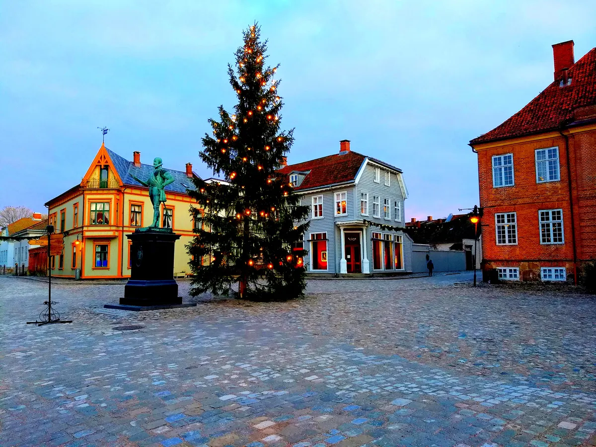 Juletre på torvet i Gamlebyen i Fredrikstad, omgitt av gamle trehus