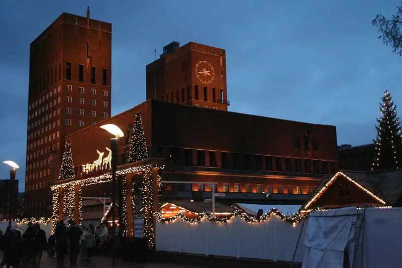 Julemarkedet ved Oslo rådhus i skumringen