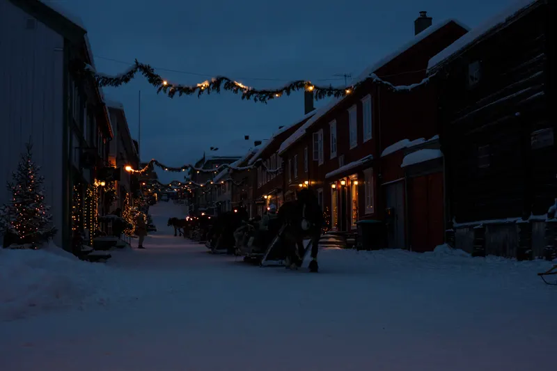 Julepyntet gate med lysgirlandere i Bergstaden Røros om kvelden