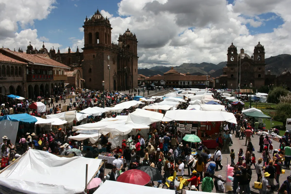 Vista de los puestos de la feria Santurantikuy en la Plaza de Armas del Cusco