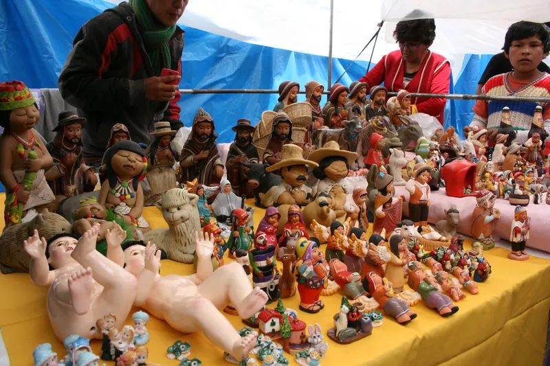 Figuras de nacimiento de barro en un puesto de Santurantikuy, Cusco