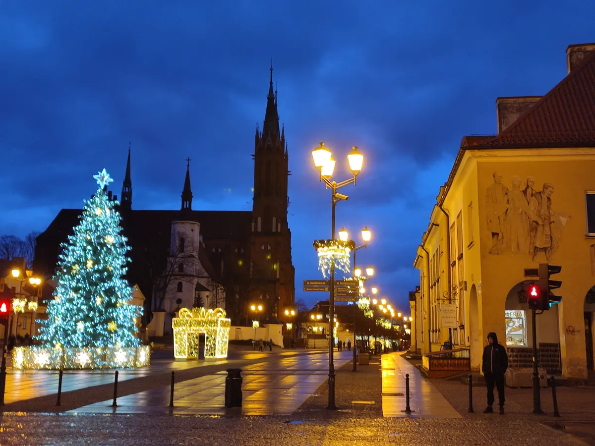 Świąteczna iluminacja i choinka na Rynku Kościuszki w Białymstoku
