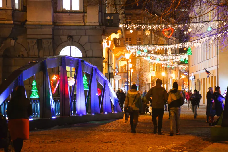 Spacer pod świątecznymi lampkami na Starówce w Bielsku-Białej