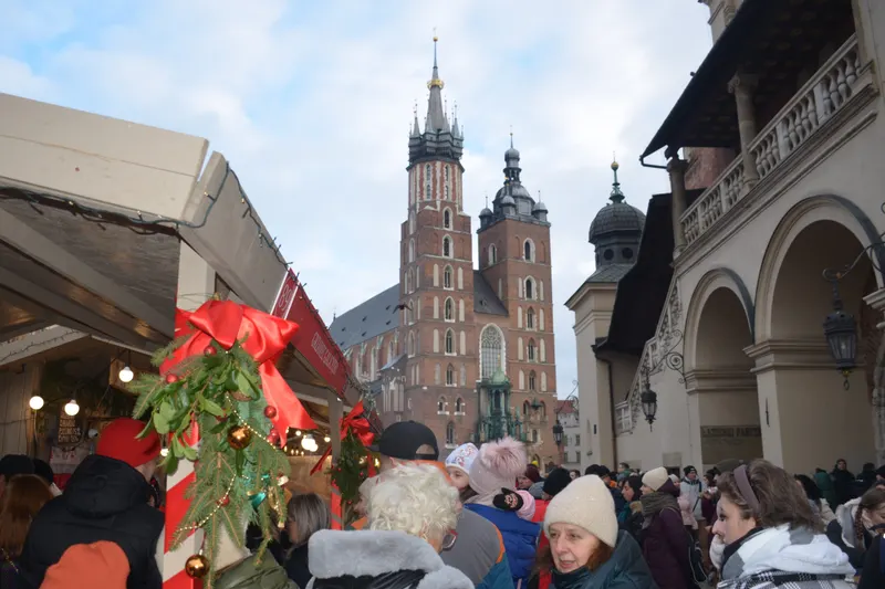 Stragany jarmarku i Bazylika Mariacka na Rynku Głównym w Krakowie