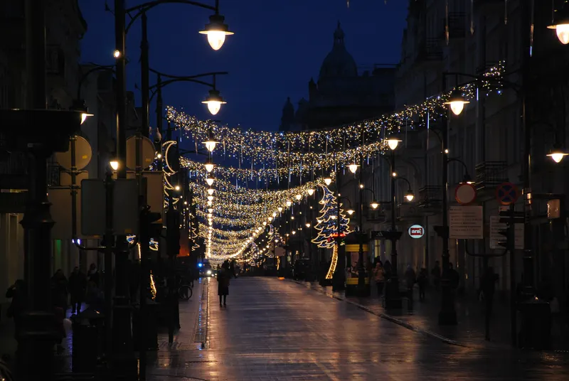 Świąteczne iluminacje nad ulicą Piotrkowską w Łodzi