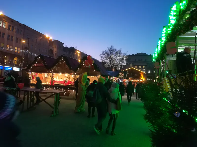 Stragany jarmarku bożonarodzeniowego w Poznaniu wieczorem (2017)