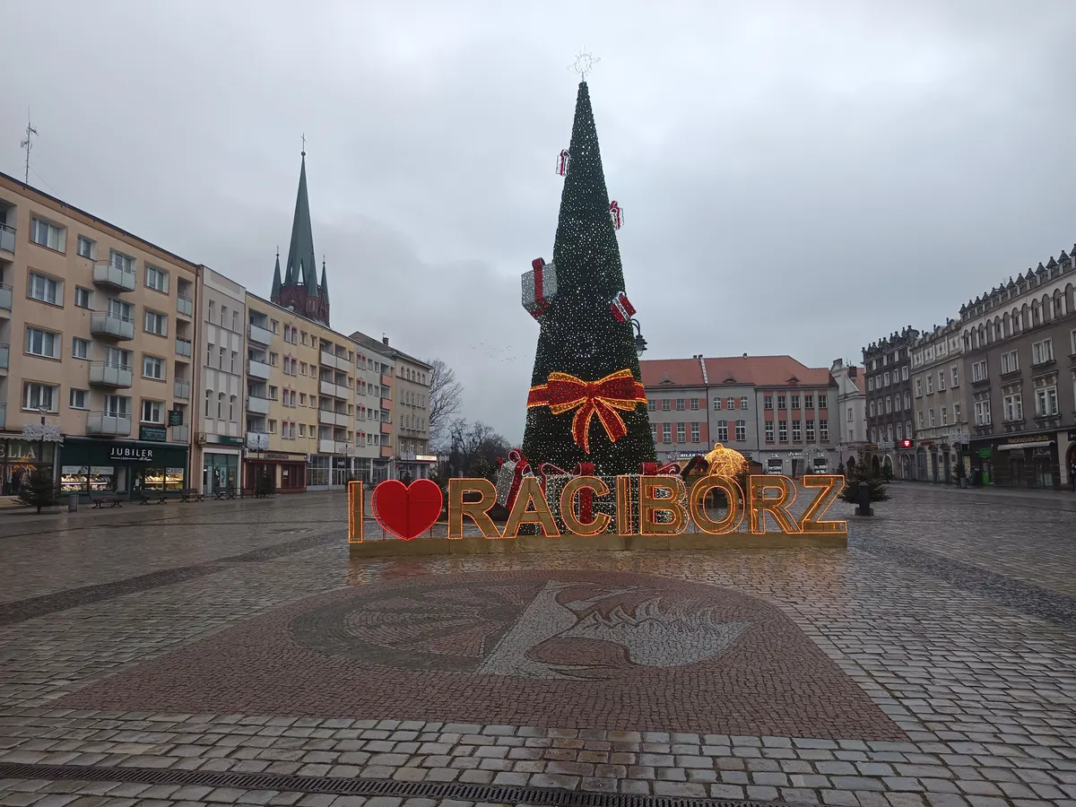 Choinka i napis I love Racibórz na Rynku w Raciborzu