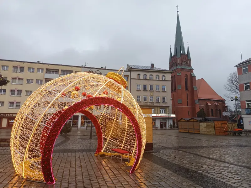 Świetlna kula na Rynku w Raciborzu przed kościołem