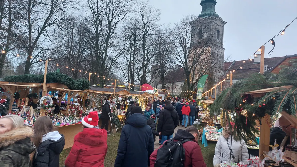 Stragany jarmarku bożonarodzeniowego przy opactwie cystersów w Sulejowie