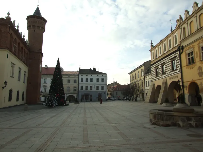 Rynek w Tarnowie z choinką i ratuszem w tle