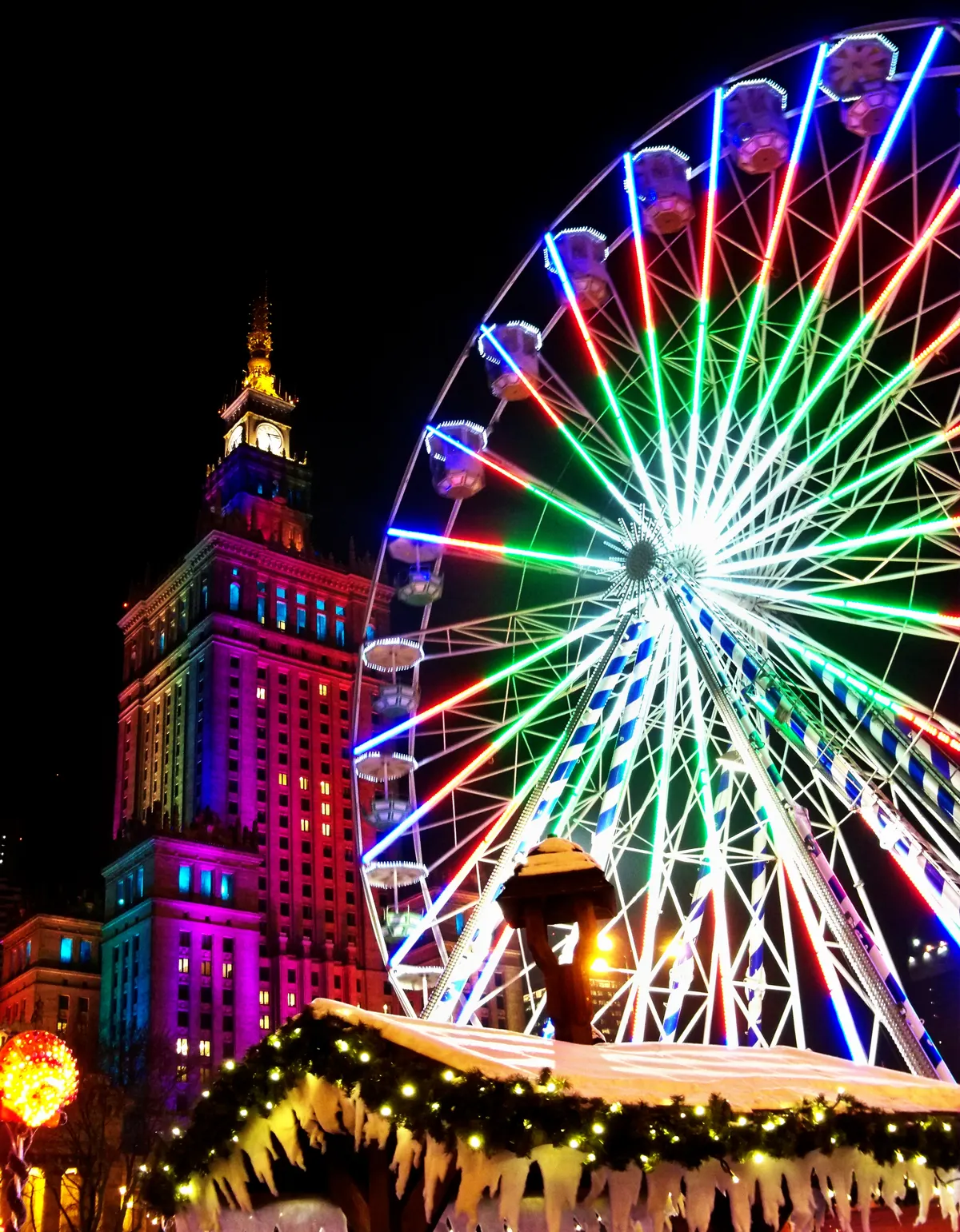 Jarmark świąteczny pod Pałacem Kultury i Nauki w Warszawie z diabelskim młynem (2012)