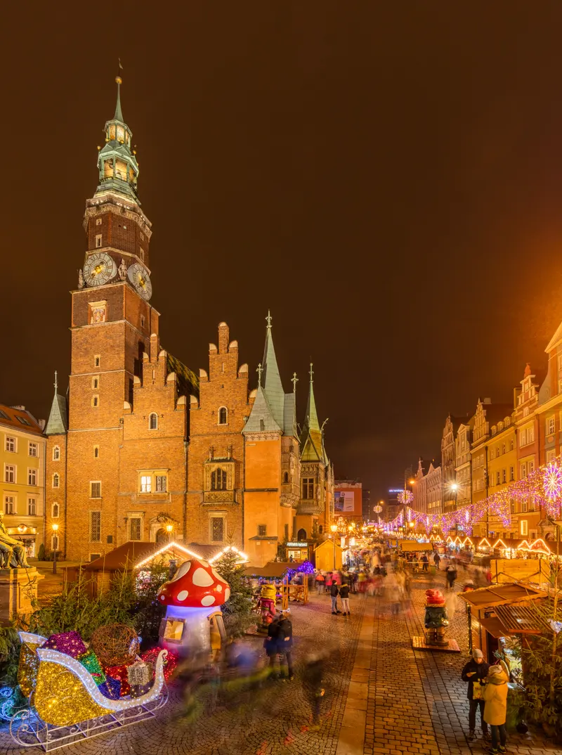 Ratusz we Wrocławiu i iluminacje jarmarku bożonarodzeniowego