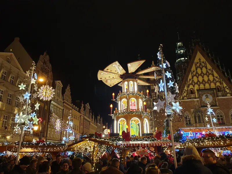 Świąteczna piramida i stragany na Rynku we Wrocławiu