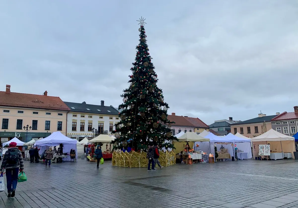 Choinka i namioty jarmarku bożonarodzeniowego na Rynku w Żywcu