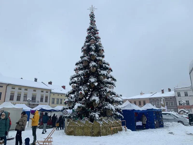 Ośnieżona choinka i stragany jarmarku na żywieckim Rynku