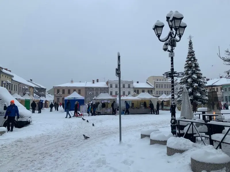 Jarmark bożonarodzeniowy w Żywcu zimą, stragany pod śniegiem