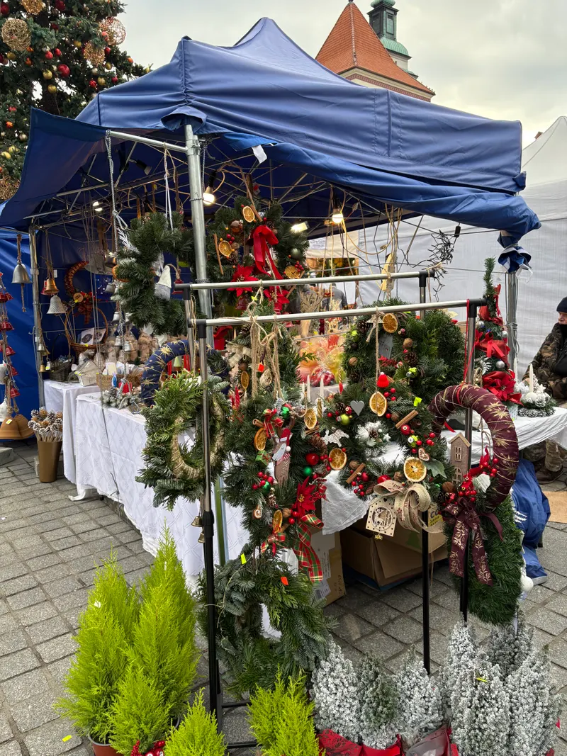 Stoisko z ozdobami świątecznymi na jarmarku w Żywcu