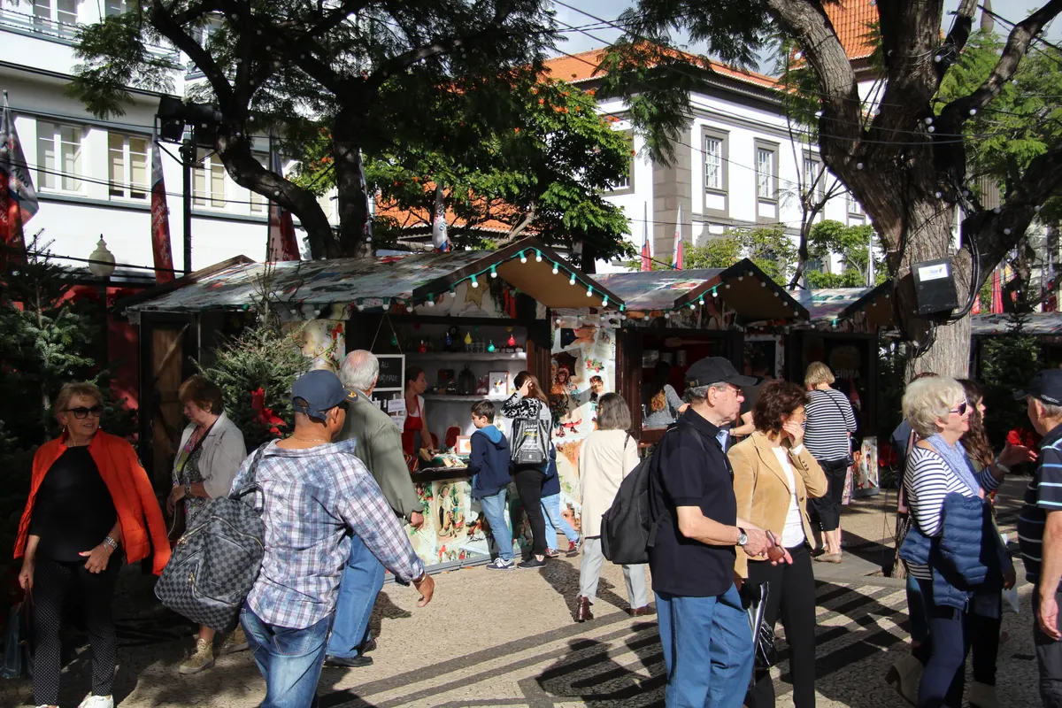 Barracas do Mercado de Natal do Funchal, com visitantes, em dezembro
