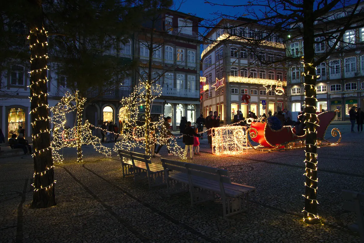 Renas e trenó de luzes no Largo do Toural, em Guimarães, no Natal