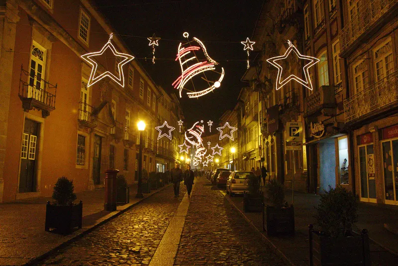 Decoração de Natal na Rua da Rainha Dona Maria II, em Guimarães