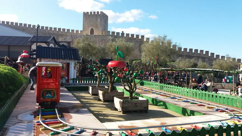 Comboio da Vila Natal de Óbidos junto à muralha