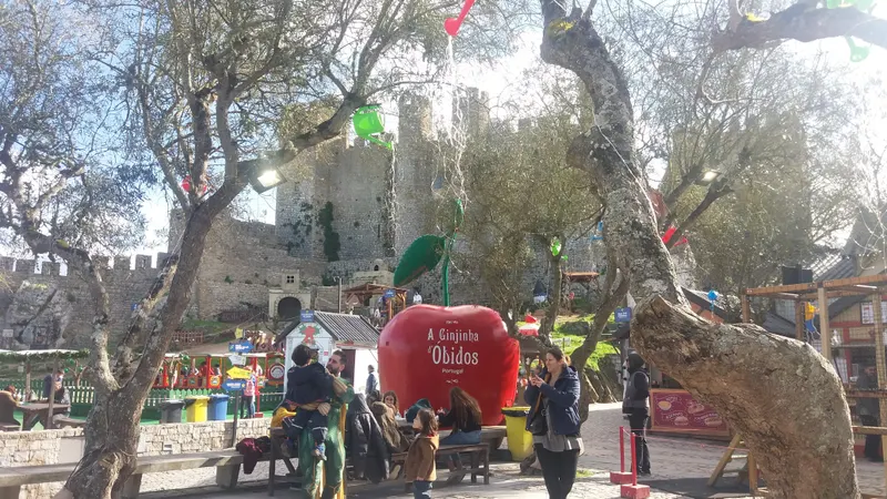 Maçã gigante da Ginjinha d'Óbidos na Vila Natal, com o castelo ao fundo