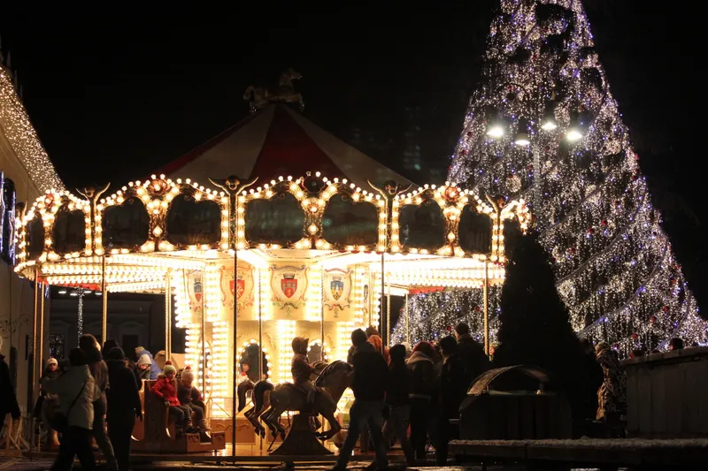 Caruselul luminat și bradul mare de Crăciun din Brașov, seara