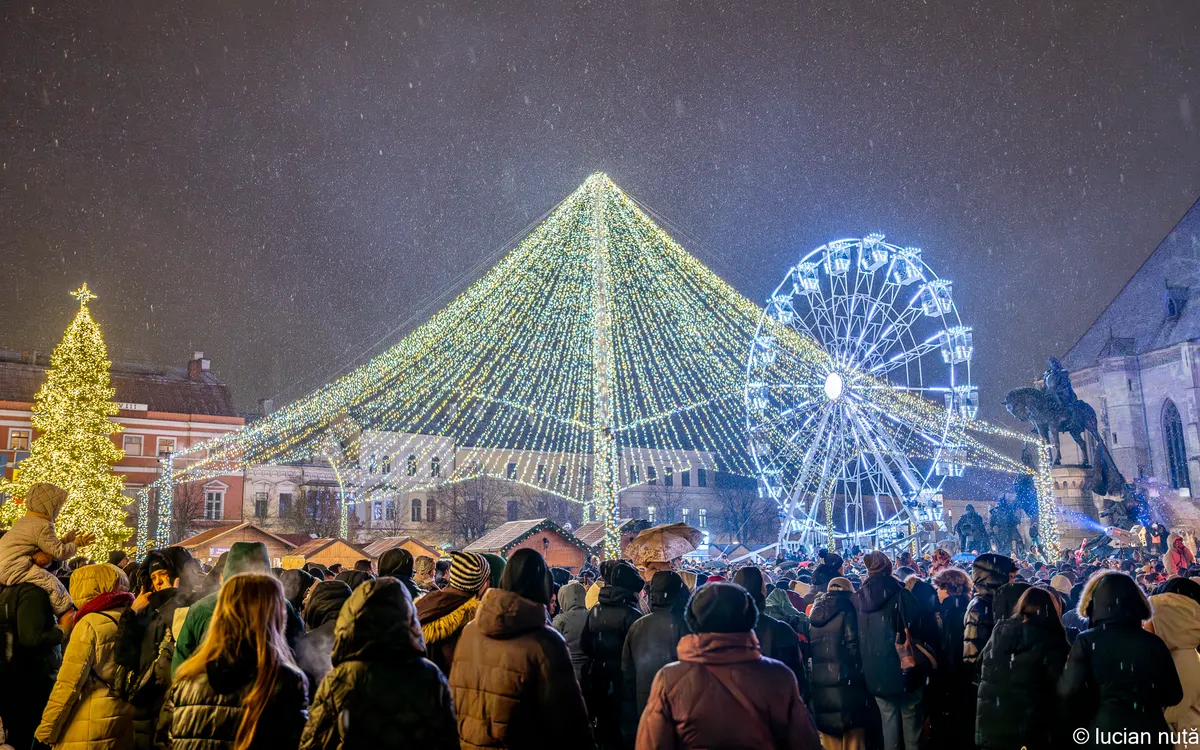 Roata panoramică și carusel luminat la Târgul de Crăciun din Cluj-Napoca