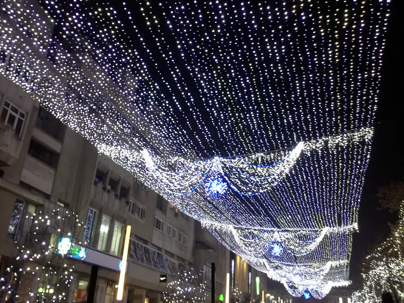 Tunel de luminițe albe în Piața Mihai Viteazu, Craiova, în noaptea de sărbători