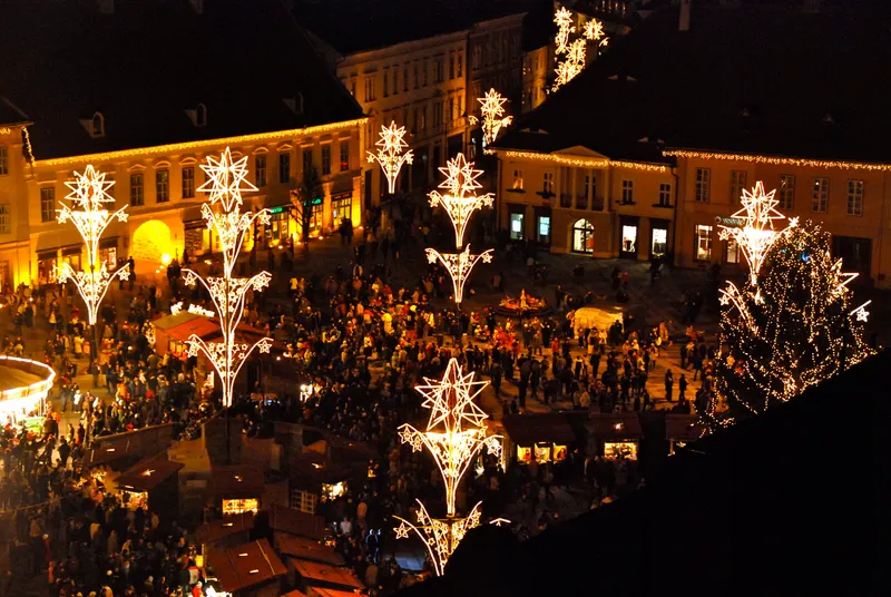 Piața Mare din Sibiu cu decorațiuni luminoase în formă de stea în timpul târgului de Crăciun