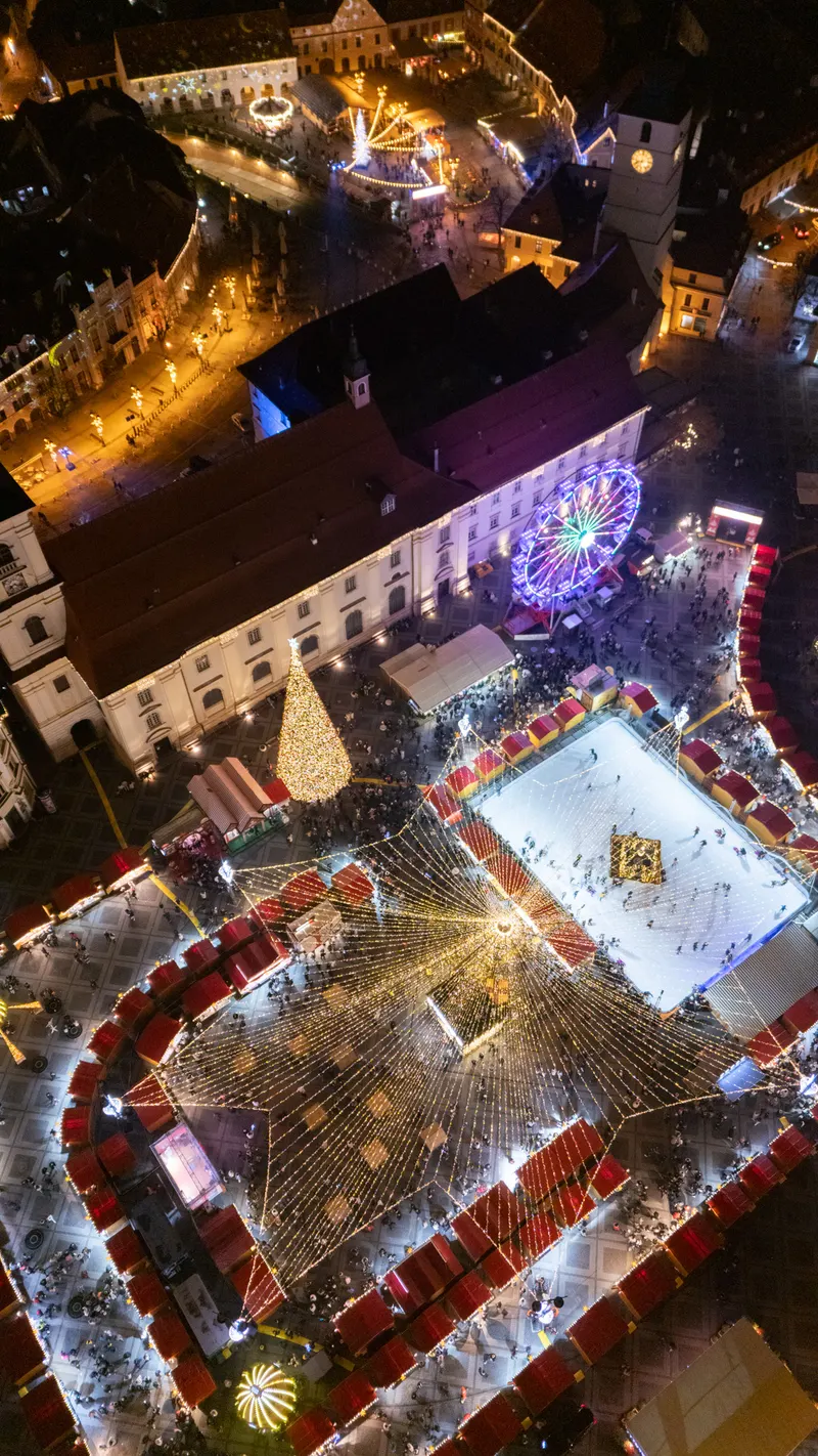 Târgul de Crăciun din Sibiu văzut de sus: patinoar, roata panoramică și bradul de Crăciun