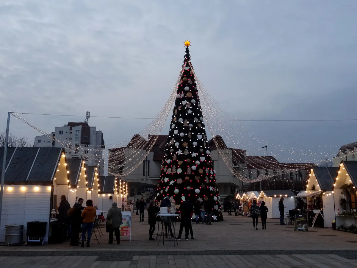 Bradul mare de Crăciun și căsuțele târgului din Târgu Mureș