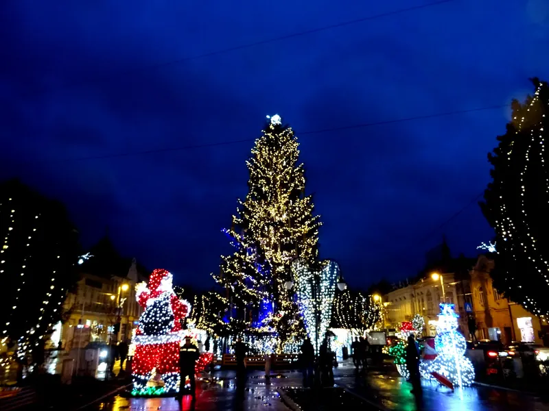 Bradul luminat din Piața Trandafirilor, Târgu Mureș, de Crăciun