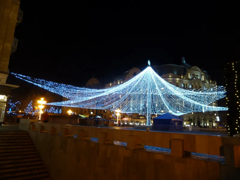 Cortul de luminițe din Piața Victoriei, Timișoara, în perioada Crăciunului