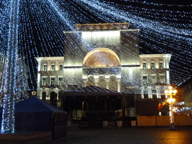 Luminile de Crăciun în fața Operei din Piața Victoriei, Timișoara