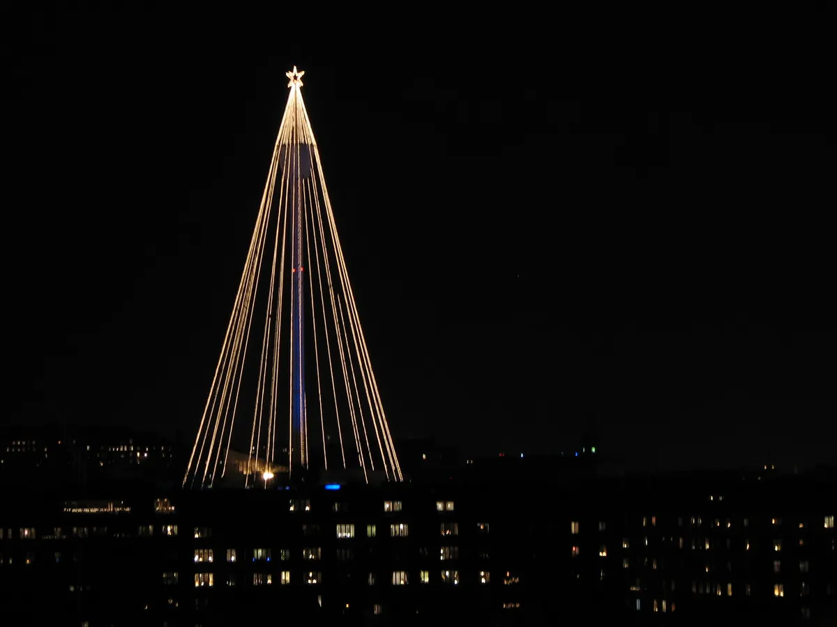 Lisebergstornet i Göteborg klätt som en julgran i ljusslingor