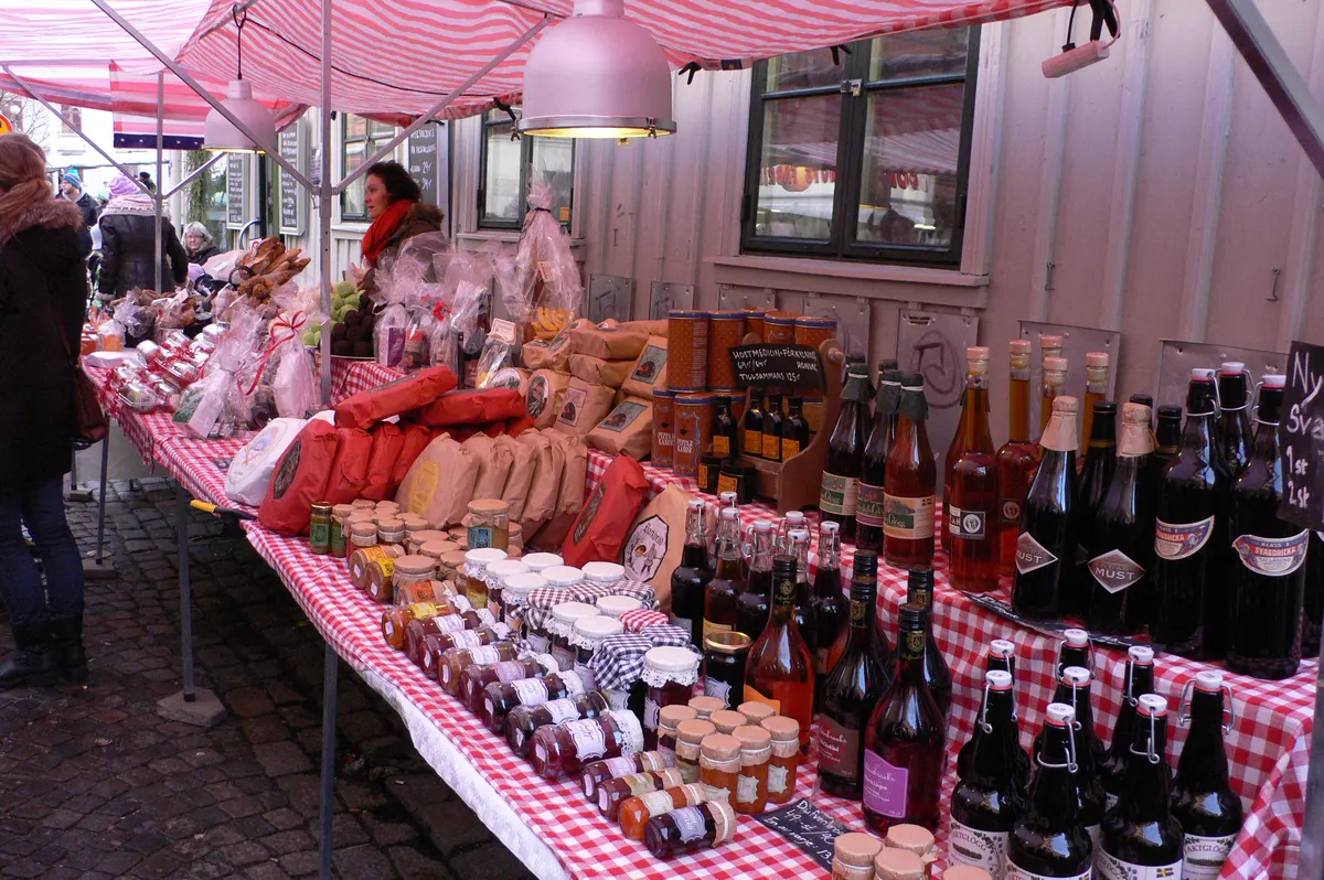 Marknadsstånd med matvaror på julmarknaden i Haga, Göteborg
