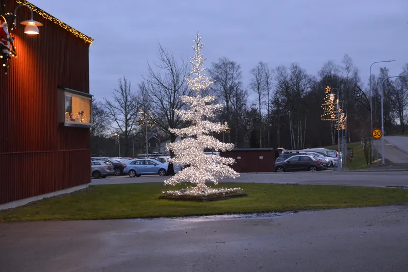 Vit upplyst julgran vid Kosta Outlet