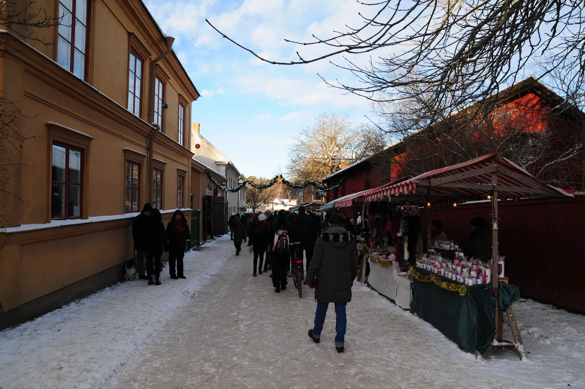 Besökare på julmarknaden i Gamla Linköping en snöig dag