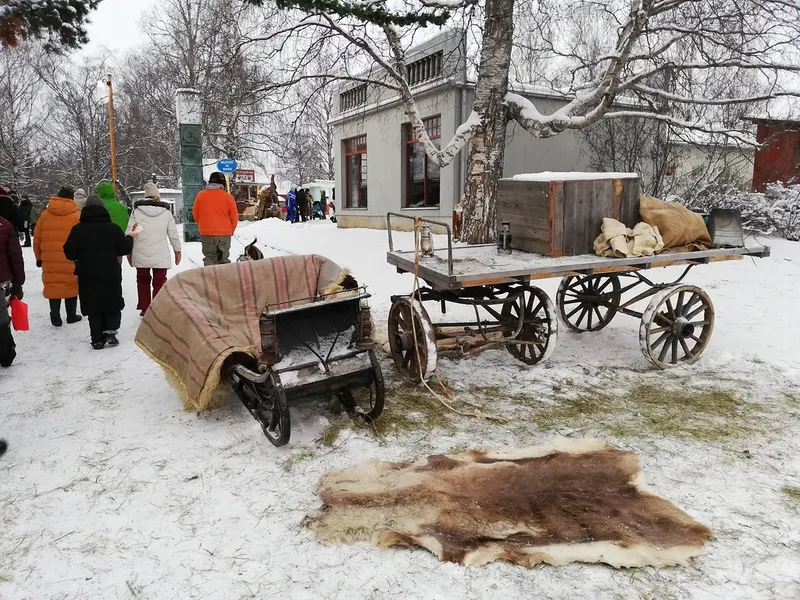 Släde och kälke i snön på Jamtlis julmarknad