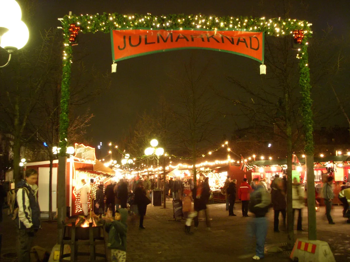 Ljusbåge med skylten Julmarknad i Kungsträdgården, Stockholm