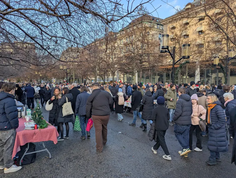 Besökare bland marknadsbord på julmarknaden i Kungsträdgården