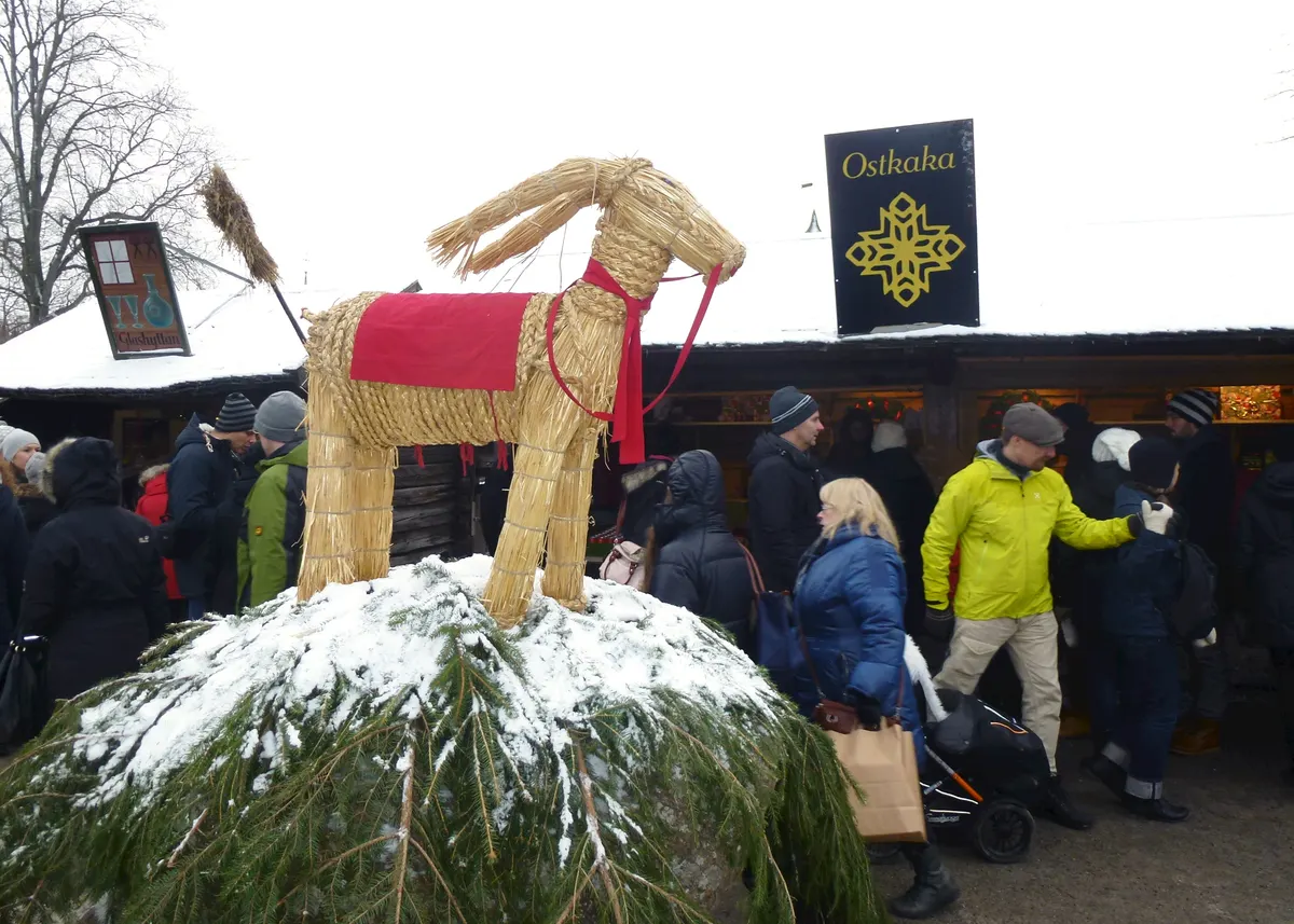 Julbock av halm och marknadsstånd på Skansens julmarknad