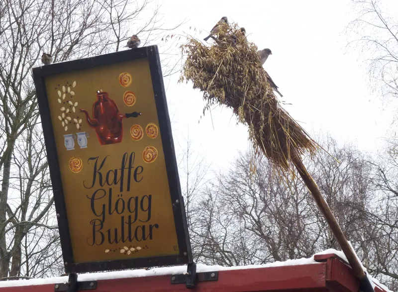 Skylt för kaffe, glögg och bullar på Skansen i julskrud