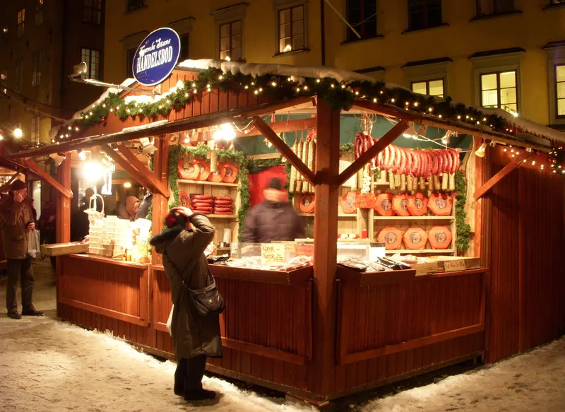 Julmarknadsstuga med godis och korv på Stortorget i Gamla stan