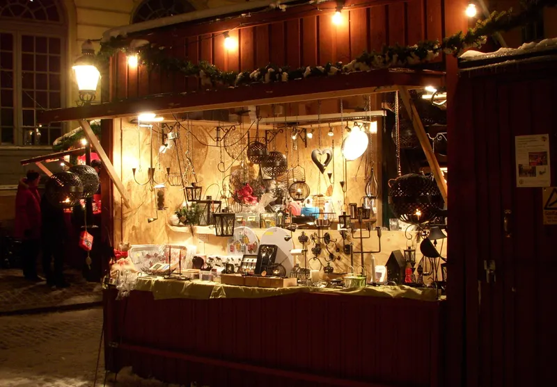 Marknadsstånd med hantverk och lyktor på Stortorgets julmarknad