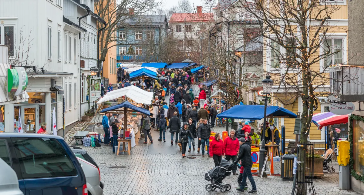 Marknadsstånd längs gatan under Vaxholms julmarknad